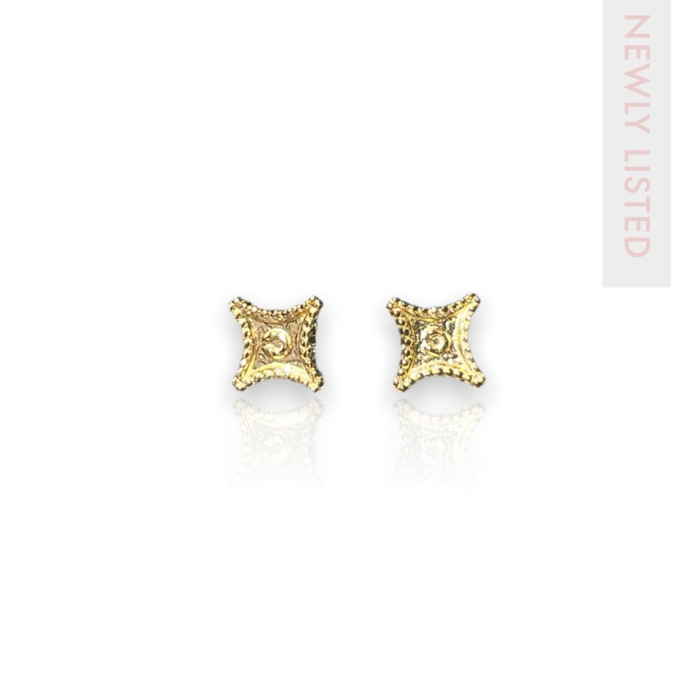✧ Stud earrings